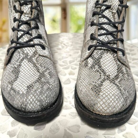 Frye $278 Veronica Textured Leather Embossed Combat Boots Lace-Up Women’s 7.5 NE - Picture 7 of 12
